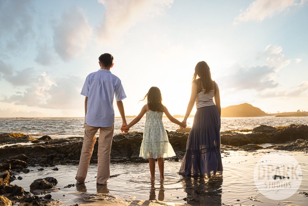 three-kids-family-photoshoot-poses-beach